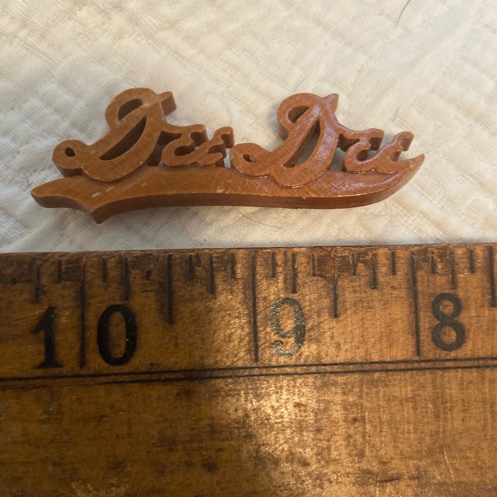 Vintage wooden pin/broach “DeeDee”